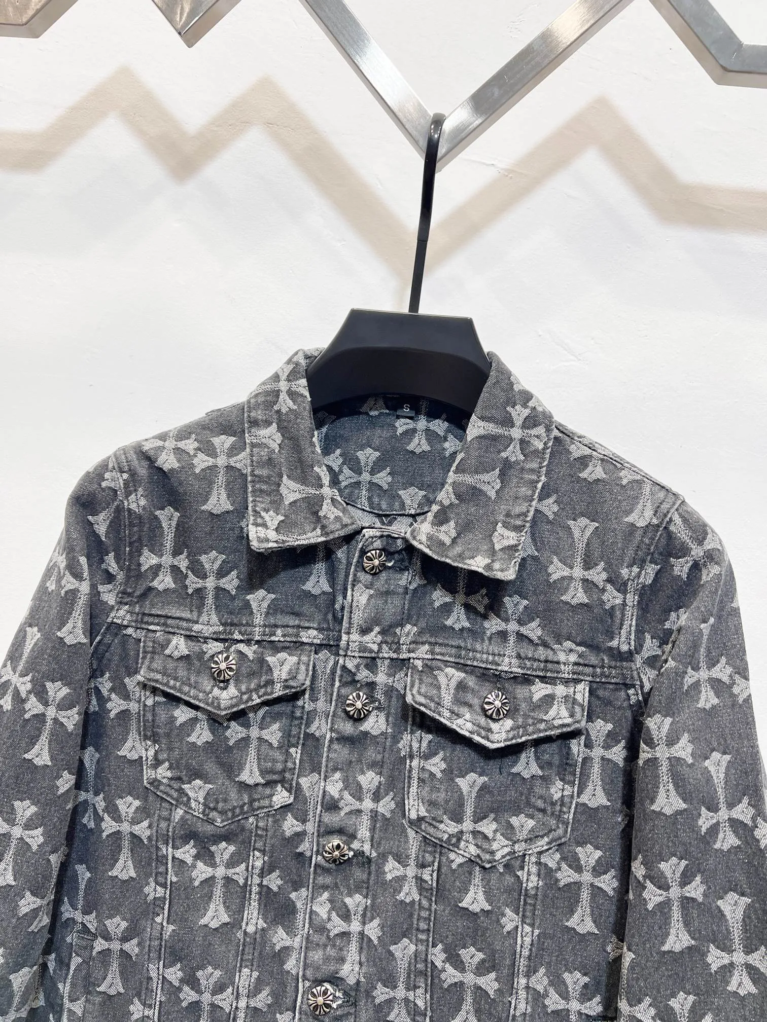 P250 Style No.: (r071) Chrome Hearts double-sided heavy-duty denim jacket with LOGO printed all over the jacquard. The same style as the Internet celebrity star. The cross-printed denim jacket has a unique cross design element and all-over printing, which is full of design. It is made of 100% denim cotton fabric with heavy coarse yarn count, which ensures a stiff and tough silhouette while being soft, comfortable and breathable. The lapel is designed with silver buttons and is full of texture. The classic white cross logo is all over the dress, making it a perfect versatile style for spring and summer! Customized jacquard fabric, you can wear it in various styles. This gender-neutral shirt is a must-have for nightclubs. It can be worn as a jacket for both men and women. It can be easily worn by both men and women! The original loose version is made of high-quality pure cotton fabrics. The fabric pattern is high-definition and delicate without burrs. It is comfortable and breathable to wear. All the buttons are molded and customized. It is casual and fashionable and can be matched with any bottoms. It can be windproof and sunproof in spring and summer. It can be worn outside in autumn and winter! Easily concave shape makes you look slimmer and taller, perfect for both men and women! Style number: Color: Black Size: S M L XL